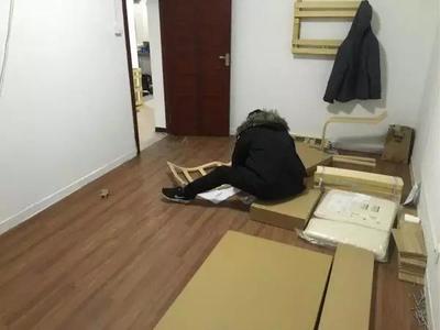 理工男花4800元改造出租房，房東欲嫁女，家具安裝成佳話